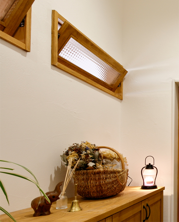 開閉タイプの室内窓を設置すると室内側への風の抜け道ができ、風通りが良くなります。